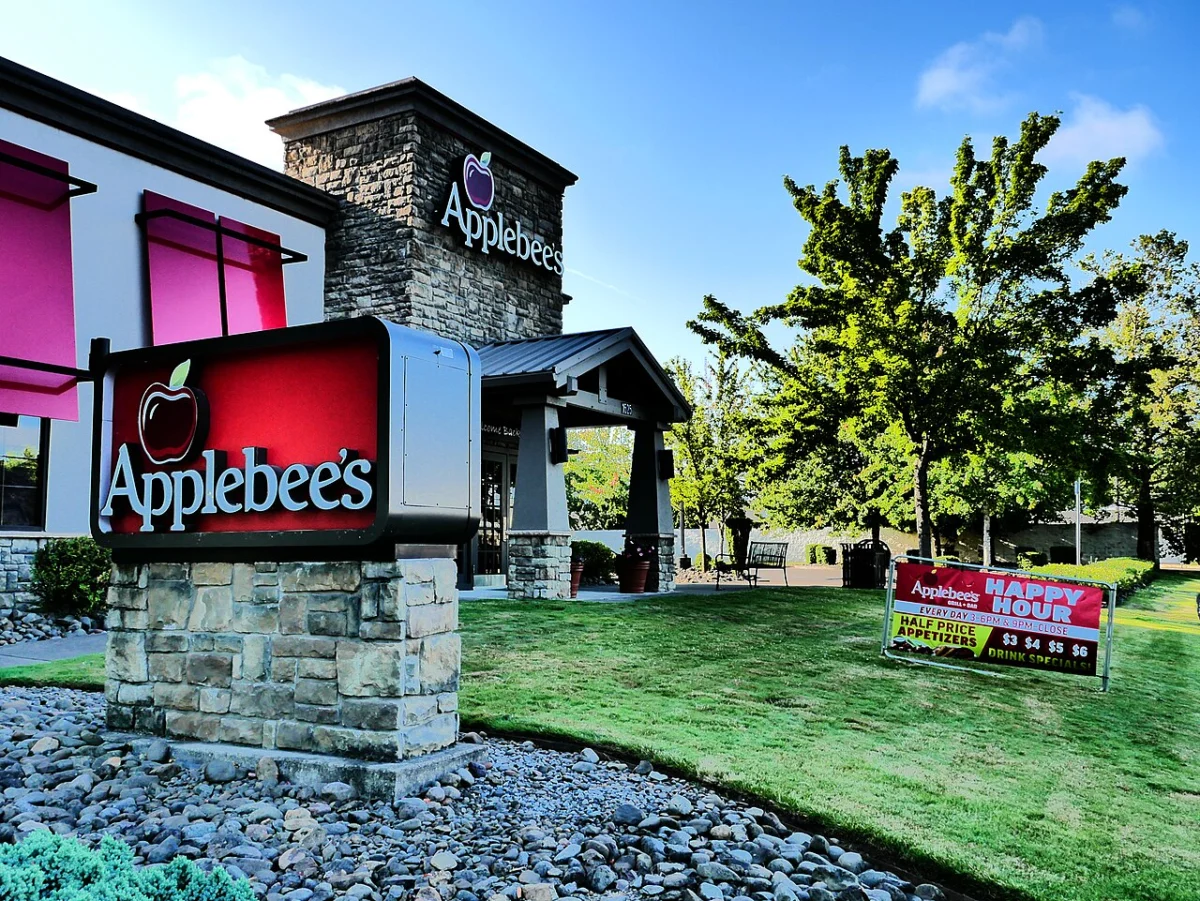 An Applebee's Neighborhood Grill + Bar restaurant building in the United States