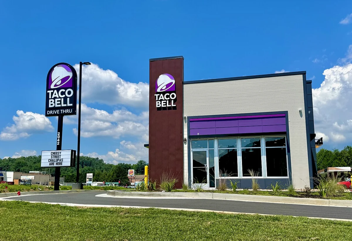 A Taco Bell restaurant building and drive-thru lane in Murphy, North Carolina